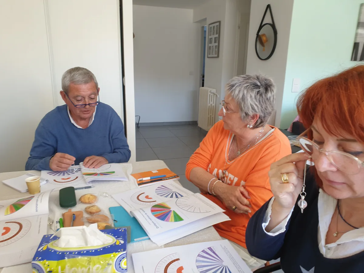 Stagiaires travaillant au pendule avec des cadrans pendant une formation en magnétisme