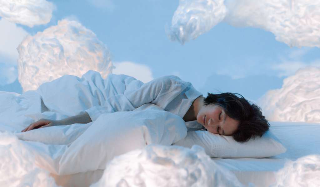 femme qui dort de sommeil sur un nuage