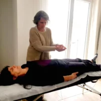 Formations Énergétiques : Magnétisme, Médiumnité, Géobiologie | Académie 2 Stagiaire en Formation Magnétisme Niveau 2 pratiquant un soin énergétique.